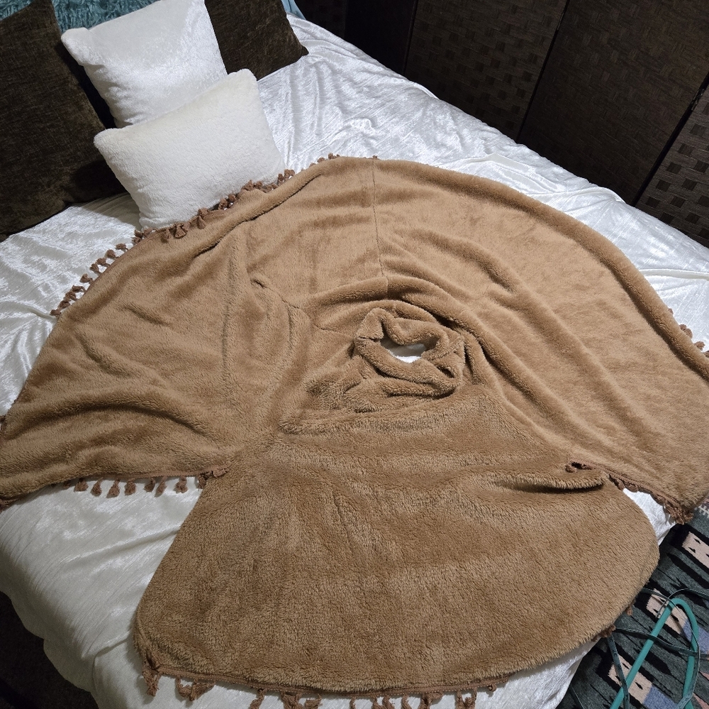 Cozy Tan Poncho with Tassels EUC Worn Once!!! Size L - Picture 12 of 13
